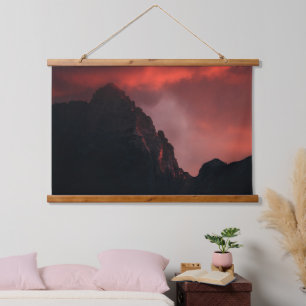 Lebhafter Sonnenuntergang in den Bergen Wandteppich Mit Holzrahmen
