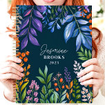 Lebhafter tropischer Individuelle Name Planer<br><div class="desc">Dieses lebendige Design zeigt eine üppige tropische Blumenstruktur mit farbenfrohen Blättern und Beeren in lila, orangefarbenen, grünen und blauen Tönen, Set vor einem tiefen Marinestand. Der personalisierte Name und das Jahr fügen eine stilvolle und einzigartige Touch hinzu, die sich perfekt für Naturliebhaber, Studenten oder Profis eignet. Ideal für die Organisation...</div>