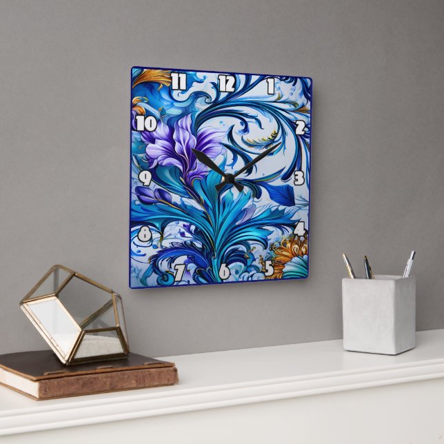 Lebhaftes Blumendesign mit blauen und Lila Akzente Quadratische Wanduhr (Büro)