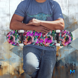 Lebhaftes Graffiti mit Pink 'Ride Fast Live Free' Skateboard