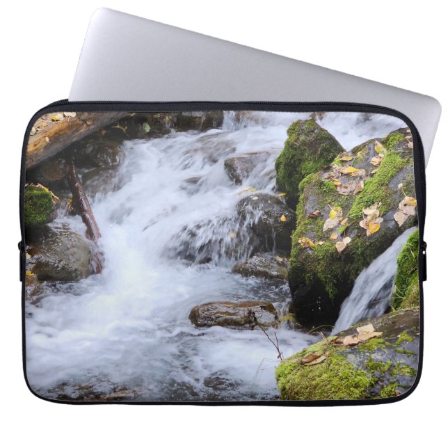 Lebhaftes Green Mossy Waterfall Computergehäuse Laptopschutzhülle (Vorderseite)