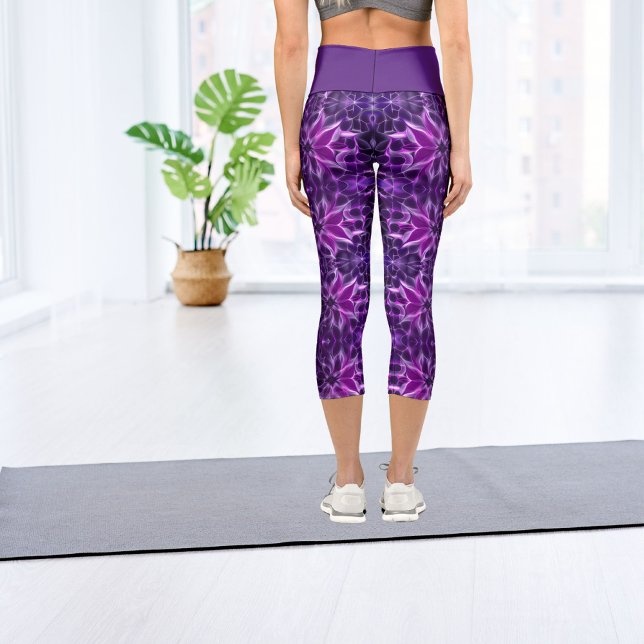 Lebhaftes Hypnotic Lila Blume Fraktal Capri Leggings (Von Creator hochgeladen)