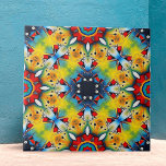 Lebhaftes, kompliziertes geometrisches Muster des  Fliese<br><div class="desc">Diese Keramik Kachel zeichnet sich durch ein lebendiges und kompaktes Design aus. Im Zentrum der Kachel steht ein sternförmiges Muster, das in kühnen Blautönen dargestellt wird. Dieses zentrale Motiv ist von strahlenden Formen in einer auffallenden gelben Farbe umgeben, die mit zarten Akzenten in Rot und Grün geschmückt sind. Das Design...</div>