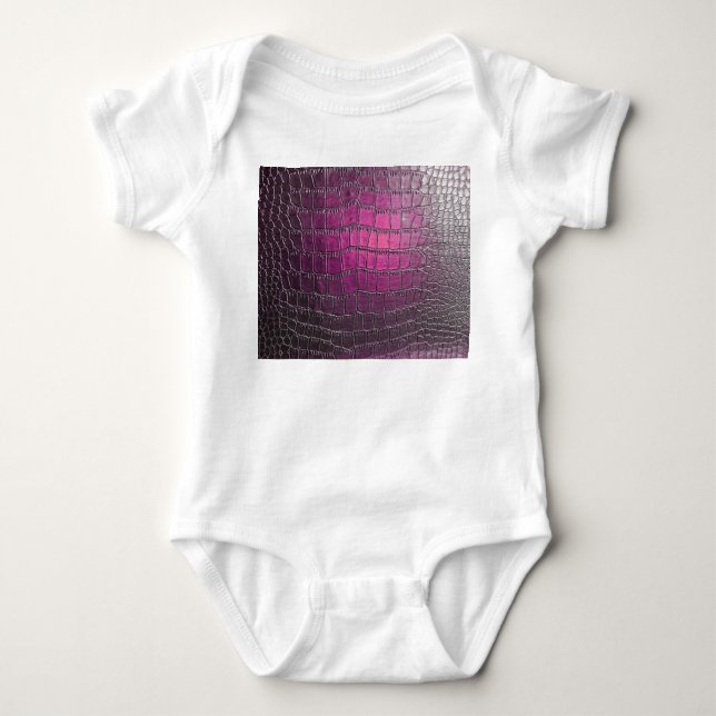 Lebhaftes lila Leder: glänzende Prägung. Baby Strampler (Vorderseite)
