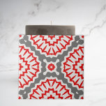 Lebhaftes marokkanisches Ethnic Red White Gray Mus Fliese<br><div class="desc">Moderne Keramik-Kacheln mit einem nahtlosen Muster aus roten und weißen geometrischen Formen auf grauem Hintergrund.</div>