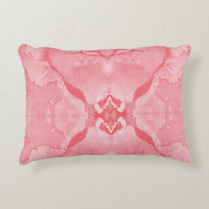 Lebhaftes rosa Textildesign mit aufwändiger tl Dekokissen