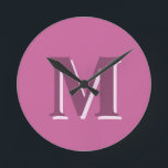lebhaftes rosafarbenes Monogramm, Runde Wanduhr<br><div class="desc">vivid Solid rosa Monogramm,  Round Clock. Hex-Farbcode #CB649C</div>