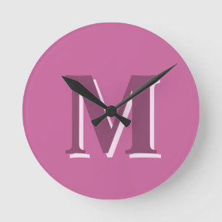 lebhaftes rosafarbenes Monogramm, Runde Wanduhr