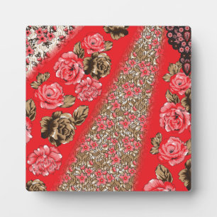 Lebhaftes rotes Gewebe, mit viel Blumen und Fotoplatte