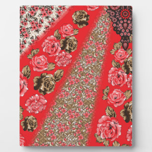 Lebhaftes rotes Gewebe, mit viel Blumen und Fotoplatte