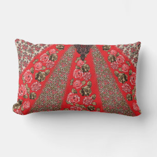 Lebhaftes rotes Gewebe, mit viel Blumen und Lendenkissen