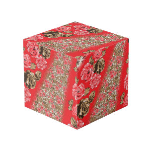 Lebhaftes rotes Gewebe, mit viel Blumen und Würfel