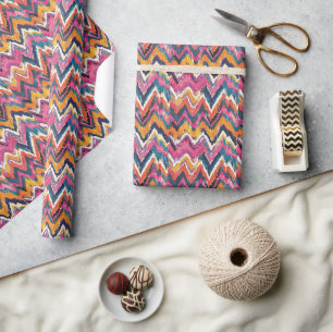 Lebhaftes Tribal Print mit fetten Zigzags, Stripes Geschenkpapier
