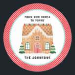 Lebkuchenhaus | Christmas Cookie Exchange Runder Aufkleber<br><div class="desc">Das Design dieses Cookie-Austauschaufklebers ist mit einem festlichen Gingerbrothaus ausgestattet, das mit roten, aqua- und grünen Gumplänen auf weißem Hintergrund mit einem roten und weißen Polka-Punkt-Außenrand dekoriert ist. Oberhalb des Lebkuchenhauses steht der Text "von unserem Haus zu Ihrem" Sie können mit Ihrem Familiennamen personalisieren. Koordiniert mit der Sammlung Weihnachts-Cookie Exchange....</div>