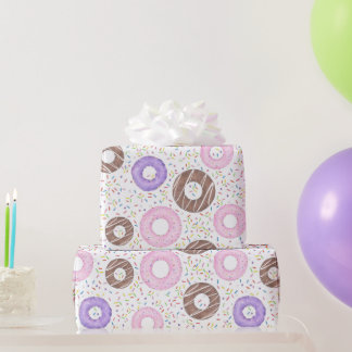 Leckere Donuts auf weißem Einwickelpapier Geschenkpapier