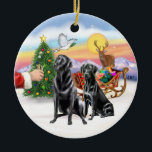Leckerei für zwei Black Labradors Keramik Ornament<br><div class="desc">Santa bietet seinen beiden schwarzen Labrador Retrievers eine Leckerei,  während die Elfen den Schlitten vor der großen Nacht laden</div>