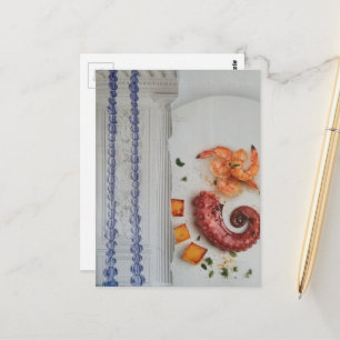 Leckerer Meeresfrüchte mit weißer Säule Surrealer Postkarte