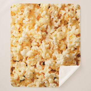 Leckeres Popcorn auf dem ganzen Hintergrund. Essen Sherpadecke
