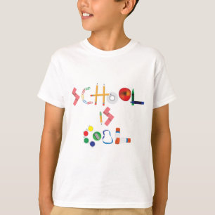L'école est fraîche sur le T-shirt du garçon