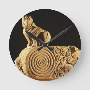 Lederfarbener Sandstein Architrave mit Greif, Runde Wanduhr