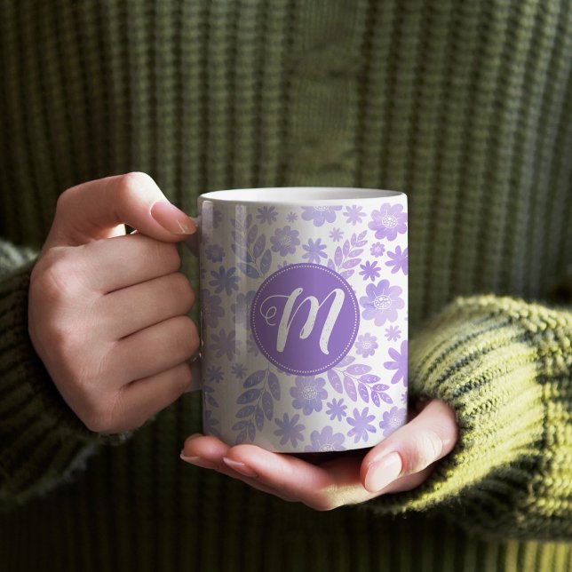 Lederhandgezogenes Blumenmuster und Monogramm Kaffeetasse (Purple Floral Monogram Patterned Mug)
