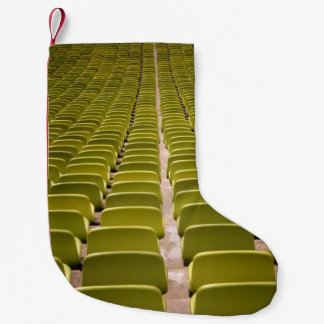 Leer gelber Stuhlplatz Kleiner Weihnachtsstrumpf
