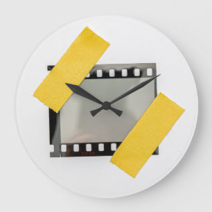Leere 35mm Filmrahmen, gelbe Streifen. Große Wanduhr