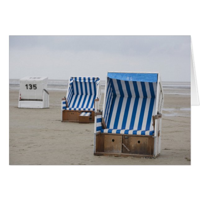 Leere Liegestühle am Strand (Vorderseite (Horizontal))