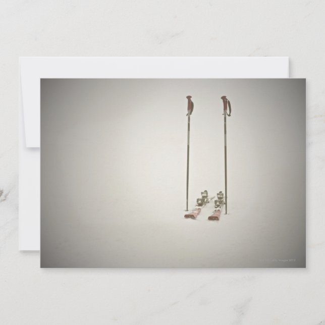 Leere Skis und Polen (Vorderseite)