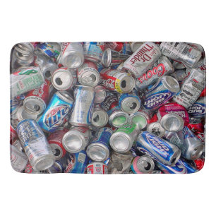 Leere Soda-und Bier-Dosen Badematte
