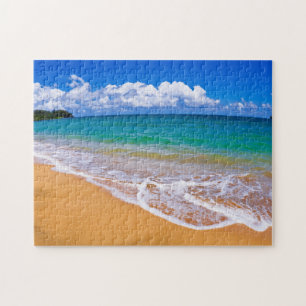 Leere Strand und blaues Wasser