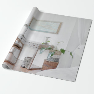 LEERER SCHREIBTISCH IN DER NÄHE DES VORHANGS GESCHENKPAPIER