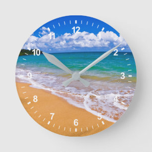 Leerer Strand und blaues Wasser Runde Wanduhr
