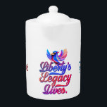 Legacy Lives - Elegantes Vogeldesign -<br><div class="desc">Feiern Sie den bleibenden Geist der Freiheit mit diesem exquisiten Design von "Liberty's Legacy Lives". Eine zeitlose, elegante Formulierung, die das Wesen der Freiheit kunstvoll erfasst, begleitet von einem wunderschön gearbeiteten fliegenden Vogel, der Hoffnung, Widerstandskraft und Freiheit symbolisiert. Dieses Design ist mit Liebe zum Detail bedruckt, perfekt für diejenigen, die...</div>