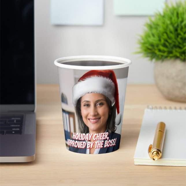 Legen Sie eine Weihnachtsmannmütze an | Funny Offi Pappbecher (InSitu)
