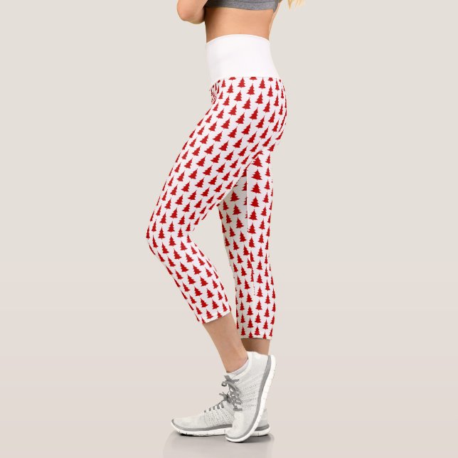 Leggings Capri Arbres de Noël rouges sur Motif Arrière - plan bla (Gauche)