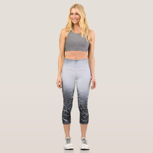 Leggings Capri Brouillard sur la forêt d'épinette couverte de nei