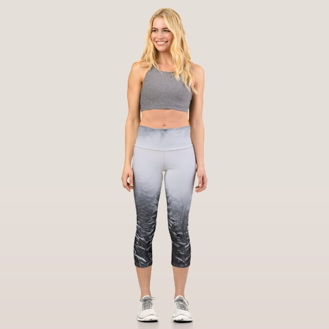 Leggings Capri Brouillard sur la forêt d'épinette couverte de nei (Recto)