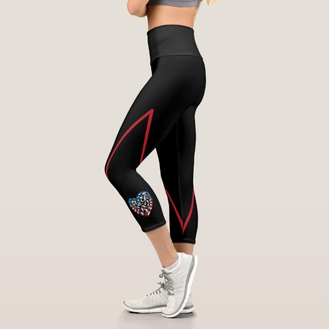 Leggings Capri Drapeau américain - Coeur de football féminin (Gauche)