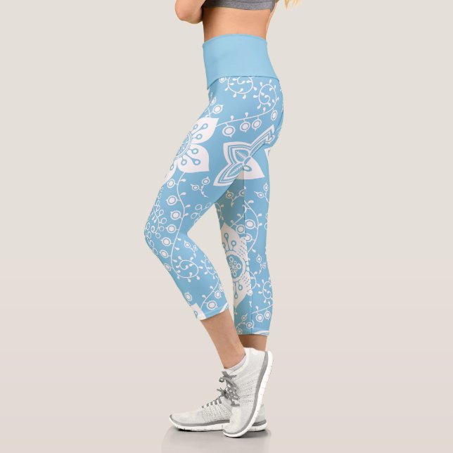 Leggings Capri Fleurs Paisley Blanches Motif D'Art Sur Bleu Clair (Gauche)