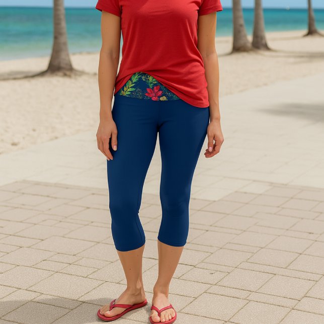Leggings Capri Fleurs rouges jaunes bleues sur bleu marine (Key West casual with a floral twist This capri is perfect for winter sunshine and breezy strolls.)