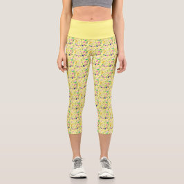 Leggings Capri Impression fleur sauvage délicate en jaune clair.