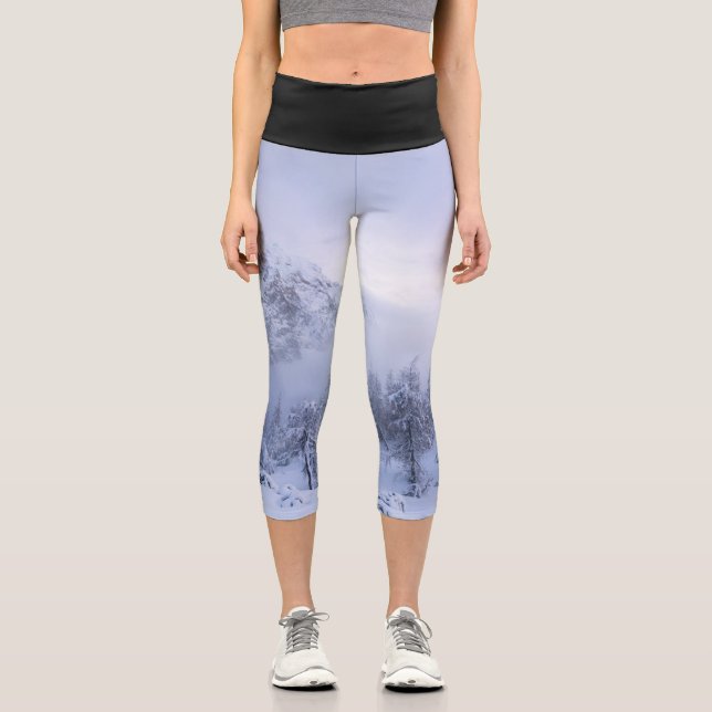 Leggings Capri Pays merveilleux d'hiver, brouillard, forêt d'épin (Recto)