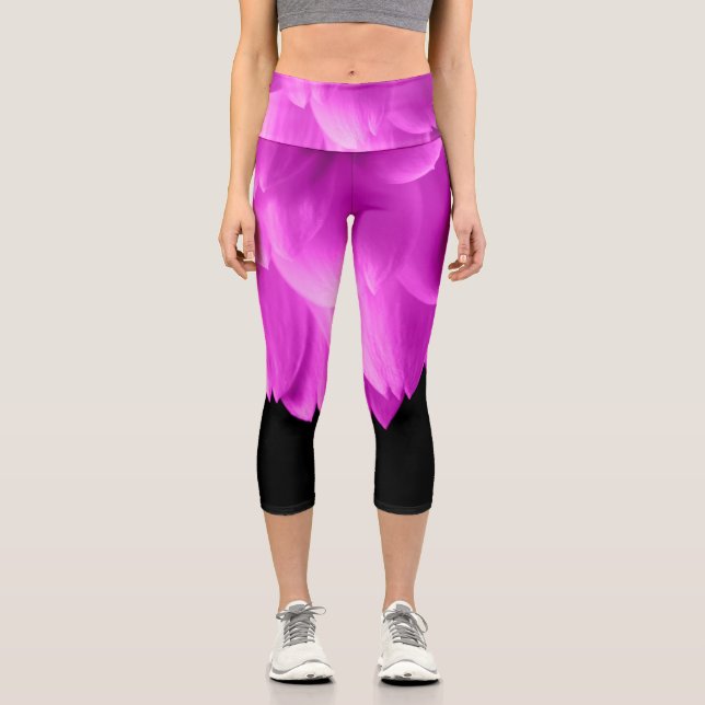 Leggings Capri Pétales de fleurs roses chaudes sur noir (Recto)