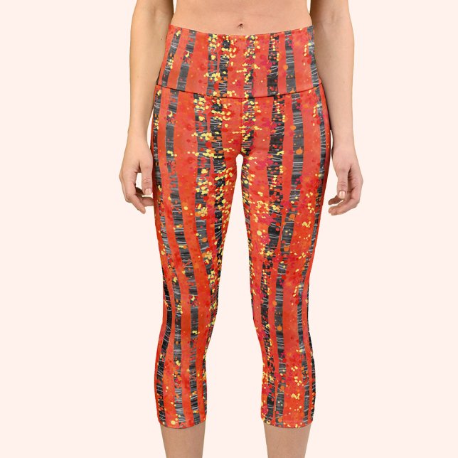 Leggings Capri Rouge de la forêt de bouleaux (Birch Aspen tree abstract red capri yoga pants)