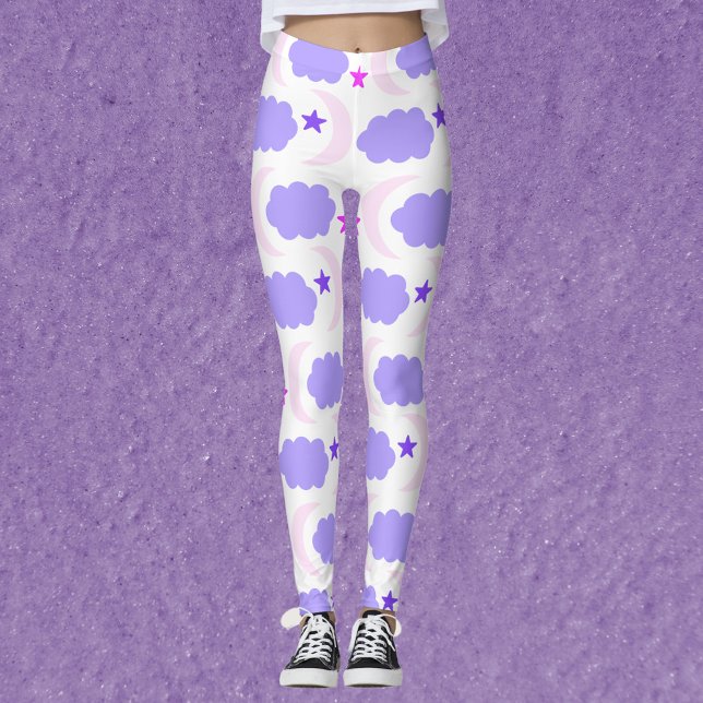 Leggings Étoiles de lune Nuages Motif foncé violet rose (A pair of leggings with a moon, star and cloud pattern in pink and purple.)