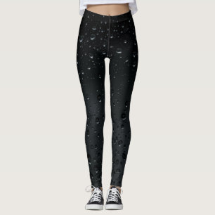 Leggings gouttes d'eau sur la fenêtre noire