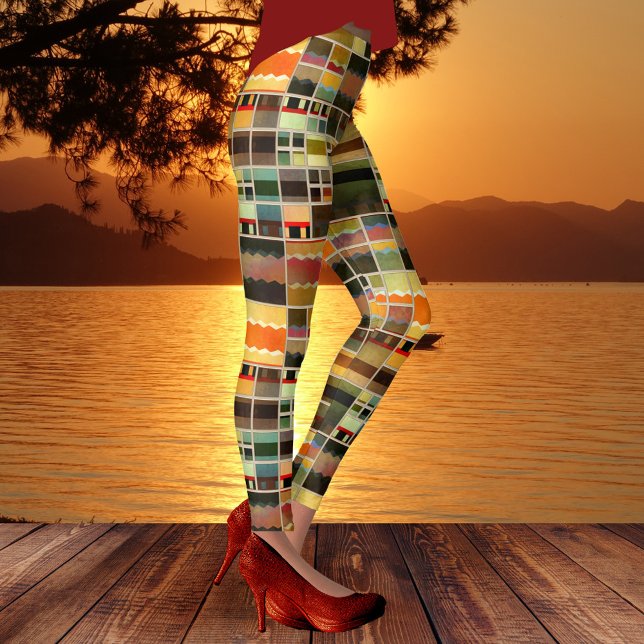 Leggings Légendes du concepteur de Motif Patchwork Peint (Modern design leggings featuring a painted geometrical patchwork pattern in unique and vibrant color)