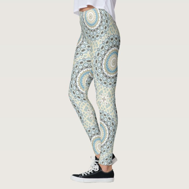 Leggings Mandala côtier dans des tons de sable, de bleu et  (Gauche)