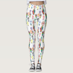 Leggings mit Regenbogenfisten.